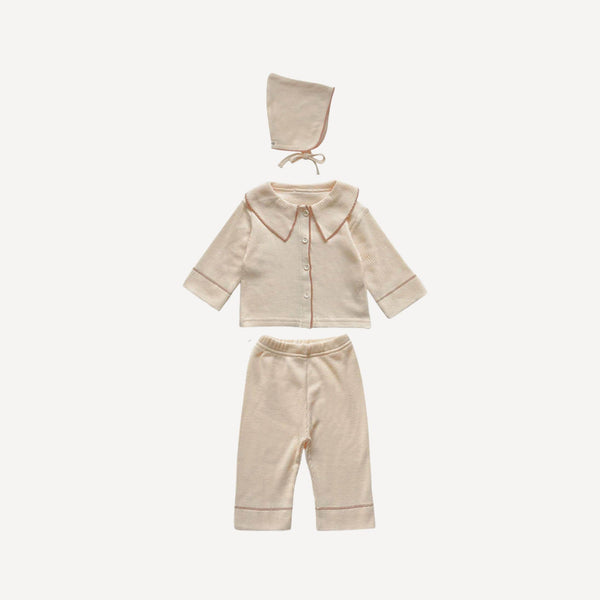 Notre ensemble pyjama bébé beige offre une silhouette douce et harmonieuse, pensée pour le confort et l’élégance au quotidien, fidèle à l’univers Bellemoon