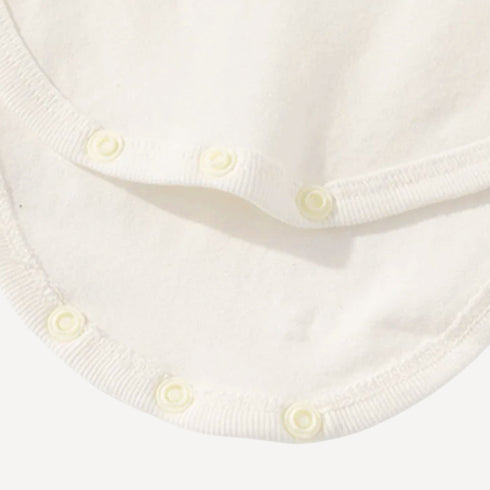 Dans un blanc pur et intemporel, notre pyjama bébé fille chic allie élégance et douceur, fidèle à l’univers délicat de Bellemoon.