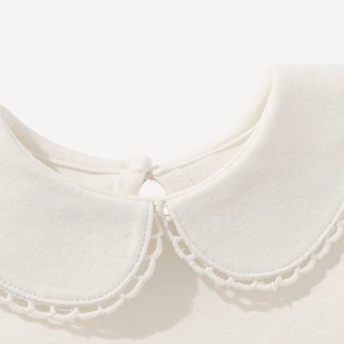 Orné de délicates touches de dentelle, notre pyjama bébé fille chic mêle raffinement et douceur, fidèle à l’univers poétique de Bellemoon.