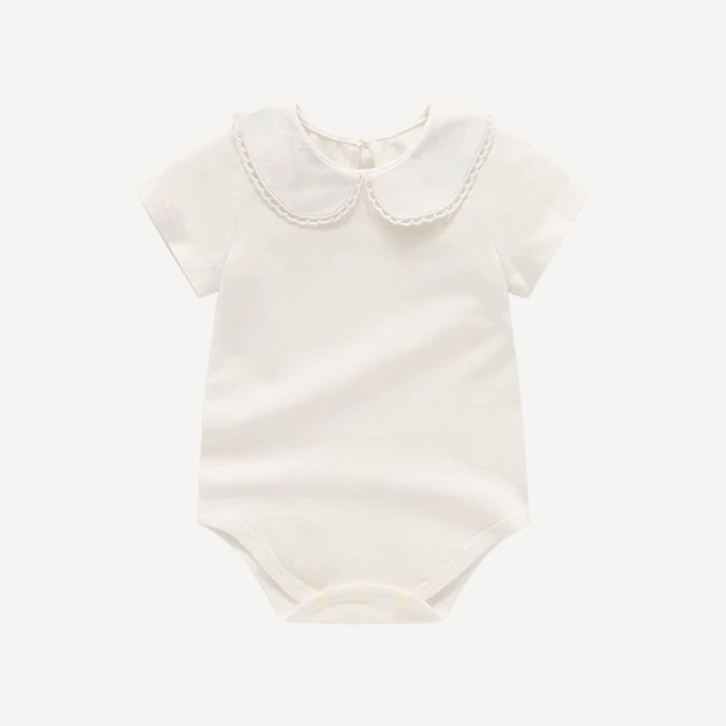 Léger et raffiné, notre pyjama bébé fille chic à manches courtes allie confort estival et élégance discrète, fidèle à l’univers poétique de Bellemoon.