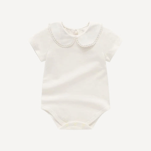 Léger et raffiné, notre pyjama bébé fille chic à manches courtes allie confort estival et élégance discrète, fidèle à l’univers poétique de Bellemoon.