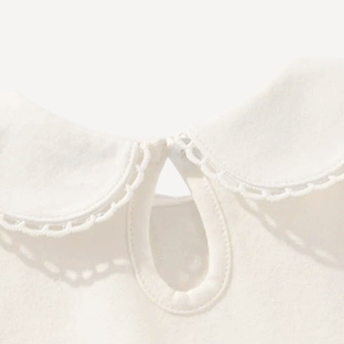 L’ouverture délicate de notre pyjama bébé fille chic facilite l’habillage tout en conservant une allure élégante, fidèle à l’univers raffiné de Bellemoon.