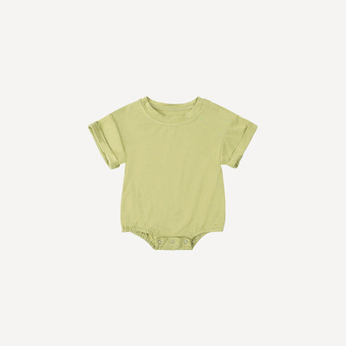 Ce pyjama bébé garçon sans pied anis, frais et lumineux, enveloppe les nuits de douceur tout en laissant bébé libre de ses mouvements, fidèle à l’univers tendre de Bellemoon.