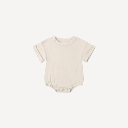 Ce pyjama bébé garçon sans pied beige, doux et pratique, offre une liberté de mouvement idéale pour des nuits paisibles, fidèle à l’univers naturel de Bellemoon.
