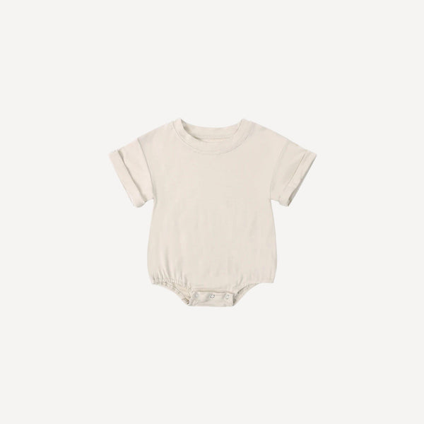 Ce pyjama bébé garçon sans pied beige, doux et pratique, offre une liberté de mouvement idéale pour des nuits paisibles, fidèle à l’univers naturel de Bellemoon.