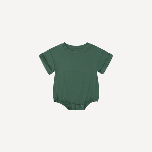 Ce pyjama bébé garçon sans pied vert, à la teinte apaisante et naturelle, accompagne les nuits avec confort et liberté, fidèle à l’univers doux de Bellemoon.