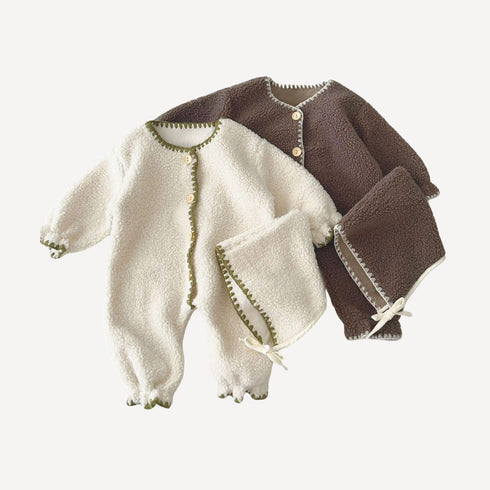 Conçu pour les nuits froides, notre pyjama bébé sans pied offre chaleur et confort tout en légèreté, fidèle à l’univers douillet de Bellemoon.