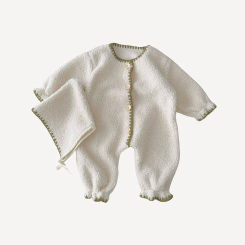 Notre pyjama bébé sans pied spécial hiver, en blanc pur, offre chaleur et confort tout en légèreté, fidèle à la douceur intemporelle de Bellemoon.