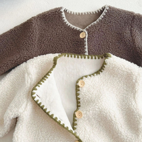 L’ouverture pratique de notre pyjama bébé sans pied spécial hiver facilite l’habillage tout en préservant chaleur et confort, fidèle à l’univers fonctionnel et doux de Bellemoon.