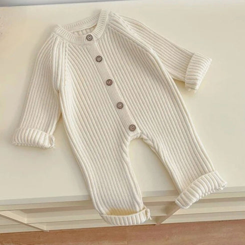 Notre pyjama côtelé bébé, en beige naturel, mêle douceur, confort et élégance discrète, fidèle à l’univers apaisant de Bellemoon.