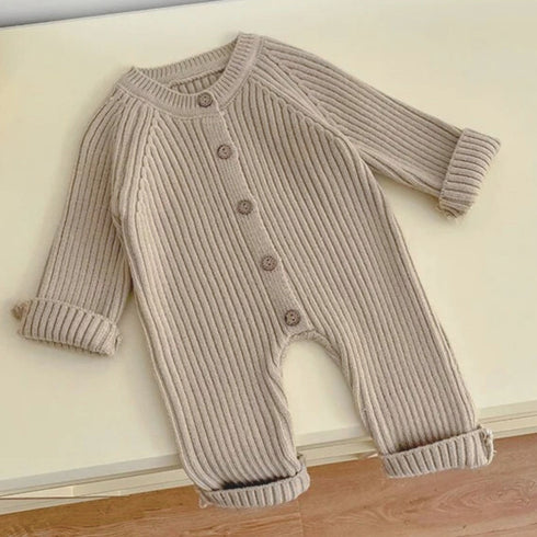 Notre pyjama côtelé bébé, en kaki doux, allie confort et caractère naturel pour des moments de repos tout en douceur, fidèle à l’univers authentique de Bellemoon.