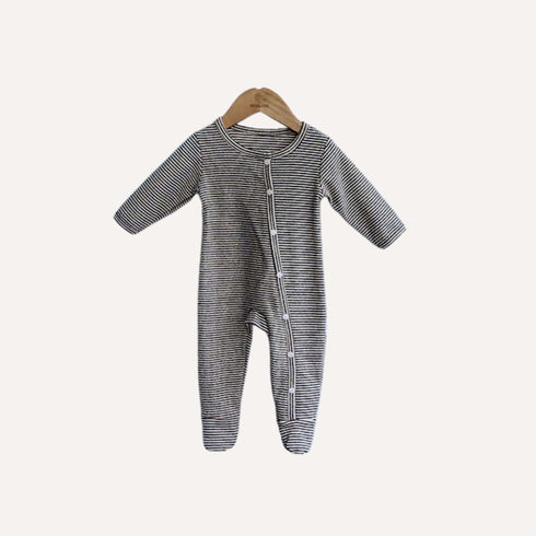 Tout en délicatesse, ce pyjama coton bébé garçon bleu accompagne les premiers rêves avec douceur et sérénité.