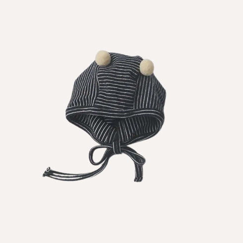 Avec son pyjama en coton tout doux et son bonnet bleu, bébé garçon s’endort tendrement enveloppé de confort et de poésie.