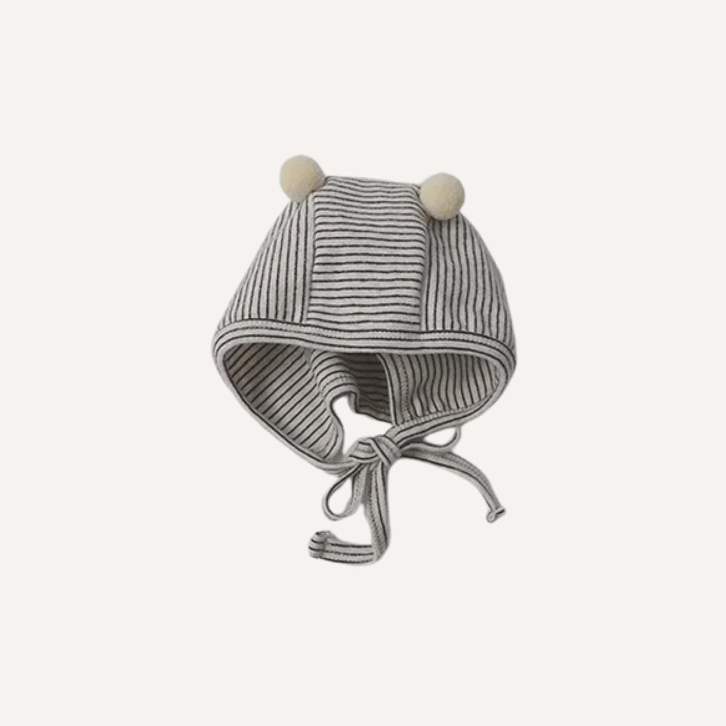 Ce pyjama coton bébé garçon et son bonnet gris enveloppent les premiers sommeils d’une douceur apaisante et intemporelle.