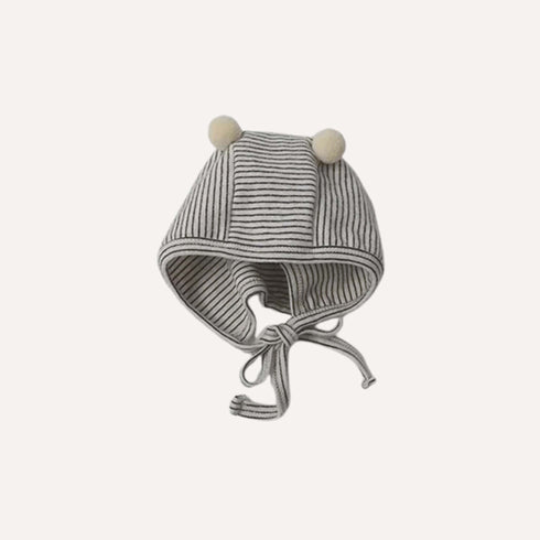 Ce pyjama coton bébé garçon et son bonnet gris enveloppent les premiers sommeils d’une douceur apaisante et intemporelle.