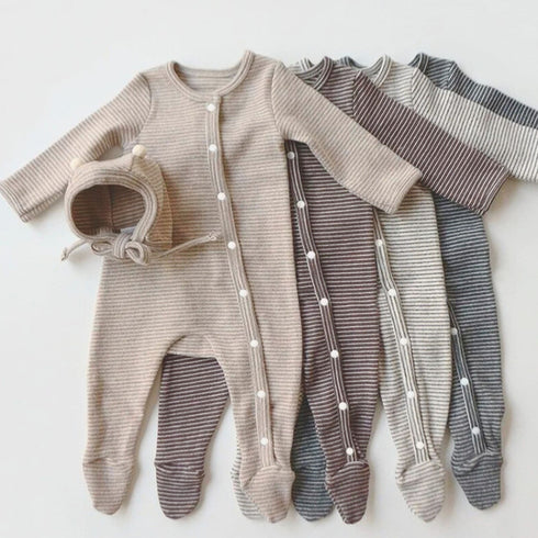 Disponible en plusieurs coloris doux, notre pyjama coton bébé garçon allie confort naturel et charme intemporel dès la naissance.