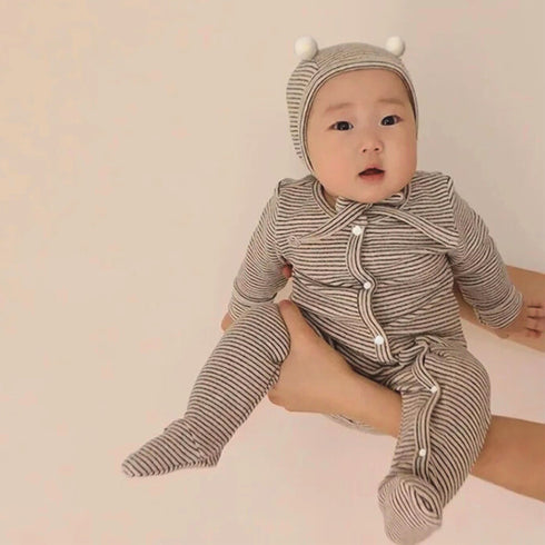 Cette combinaison en coton pour bébé garçon enveloppe les nuits d’un nuage de douceur, pensée pour un sommeil paisible et naturel.