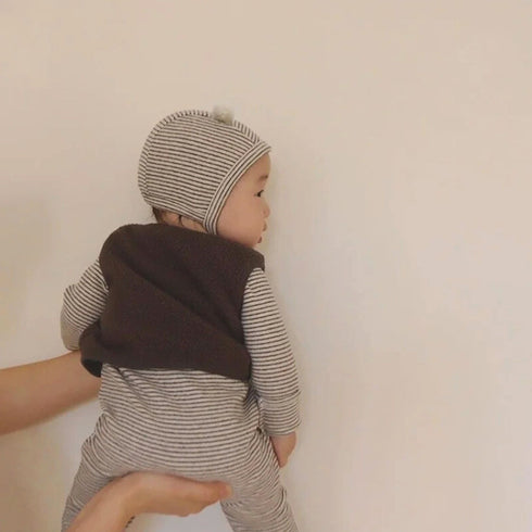 Vue de dos du pyjama coton bébé garçon, pensé pour allier confort, douceur et élégance jusque dans les moindres détails.