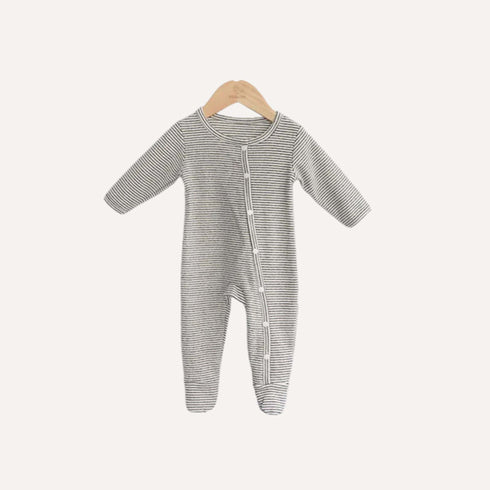 Ce pyjama coton bébé garçon gris entoure les nuits de bébé d’une douceur apaisante, idéale pour des sommeils tout en tendresse.