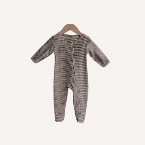 Enveloppé dans son pyjama coton bébé garçon marron, votre tout-petit profite d’un confort chaleureux pour des nuits sereines et naturelles.