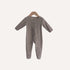Enveloppé dans son pyjama coton bébé garçon marron, votre tout-petit profite d’un confort chaleureux pour des nuits sereines et naturelles.