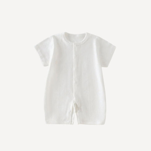 Un pyjama d’été pur et léger, en blanc éclatant, pour des nuits pleines de douceur et de fraîcheur dans l’univers apaisant de Bellemoon.