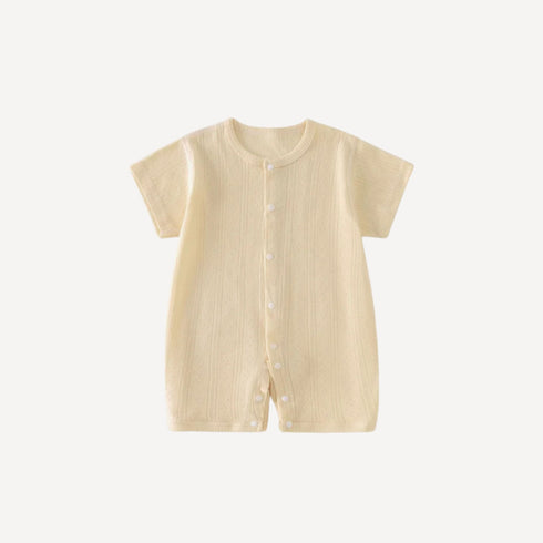 Un pyjama d’été léger et délicat, dans une teinte crème pleine de douceur, pour envelopper les nuits de votre petite fille dans l’univers tendre de Bellemoon.