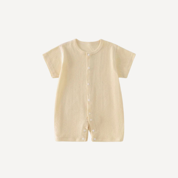 Un pyjama d’été léger et délicat, dans une teinte crème pleine de douceur, pour envelopper les nuits de votre petite fille dans l’univers tendre de Bellemoon.