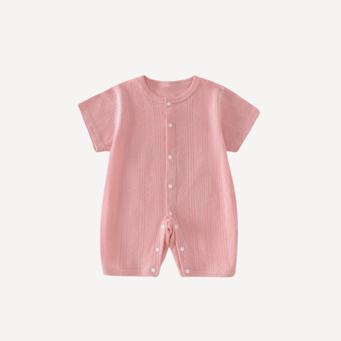 Un pyjama d’été tout en légèreté, habillé d’un rose tendre pour des nuits paisibles et pleines de douceur, fidèle à l’univers Bellemoon.