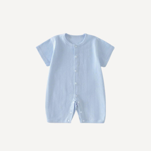 Un pyjama d’été doux et aérien, dans un bleu apaisant pour accompagner les rêves de votre petit garçon, fidèle à l’univers Bellemoon.