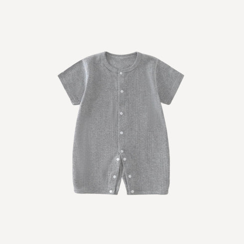 Un pyjama d’été léger et raffiné pour des nuits tout en douceur, dans un gris tendre fidèle à l’univers Bellemoon.