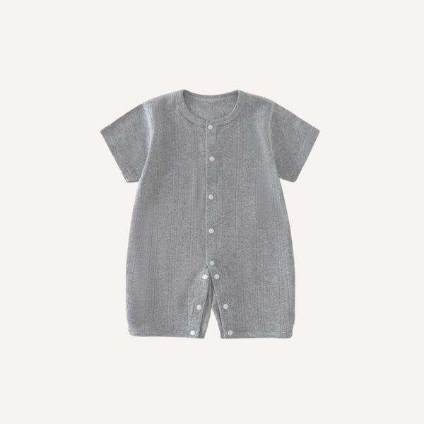 Un pyjama d’été léger et raffiné pour des nuits tout en douceur, dans un gris tendre fidèle à l’univers Bellemoon.