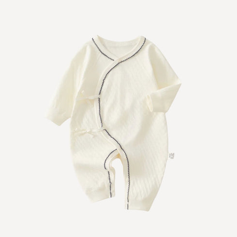 Notre pyjama kimono bébé blanc incarne la pureté et la douceur des premiers jours, dans l’élégance intemporelle de l’univers Bellemoon.