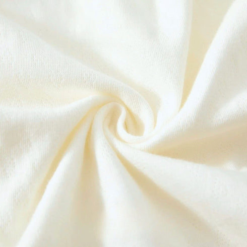 La matière de notre pyjama kimono bébé révèle une douceur naturelle et légère, pensée pour le confort absolu des tout-petits, fidèle à l’univers Bellemoon.