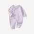 Notre pyjama kimono bébé rose enveloppe votre tout-petit de tendresse, avec une touche poétique fidèle à l’univers doux de Bellemoon.