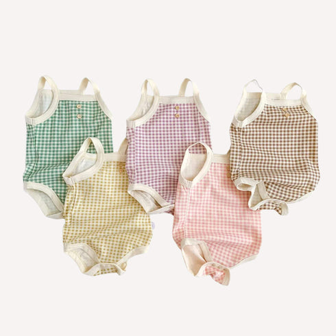 Un pyjama léger bébé fille à carreaux, au charme intemporel et à la douceur aérienne, pour des nuits paisibles dans l’univers poétique de Bellemoon.