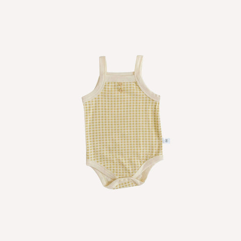 Un pyjama léger bébé fille jaune, lumineux et plein de douceur, pour accompagner les nuits d’été avec tendresse dans l’univers ensoleillé de Bellemoon.