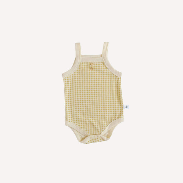 Un pyjama léger bébé fille jaune, lumineux et plein de douceur, pour accompagner les nuits d’été avec tendresse dans l’univers ensoleillé de Bellemoon.