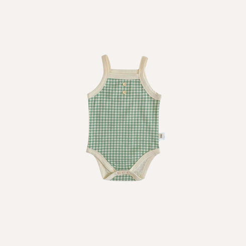 Un pyjama léger bébé fille vert, frais et tout en douceur, pour des nuits paisibles bercées par la tendresse naturelle de l’univers Bellemoon.