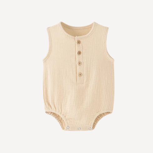 Idéal pour les nuits d’été, notre pyjama bébé beige à manches courtes allie légèreté et douceur, fidèle à l’univers apaisant de Bellemoon.