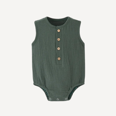 Un pyjama bébé à manches courtes couleur olive, doux et léger, pour des nuits d'été paisibles dans l’univers tendre de Bellemoon.