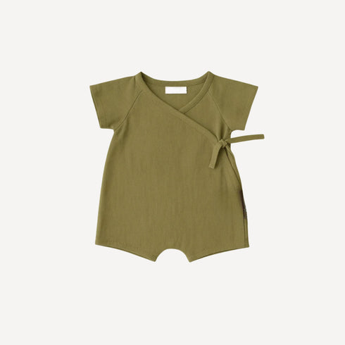 Ce pyjama ouverture devant bébé kaki allie praticité et douceur, dans une teinte naturelle et apaisante, fidèle à l’univers tendre de Bellemoon.