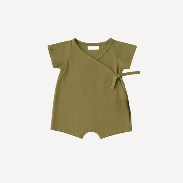 Ce pyjama ouverture devant bébé kaki allie praticité et douceur, dans une teinte naturelle et apaisante, fidèle à l’univers tendre de Bellemoon.