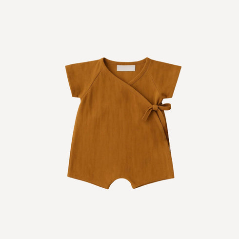 Ce pyjama ouverture devant bébé orange, chaleureux et facile à enfiler, accompagne les nuits avec douceur et éclat, fidèle à l’univers lumineux de Bellemoon.