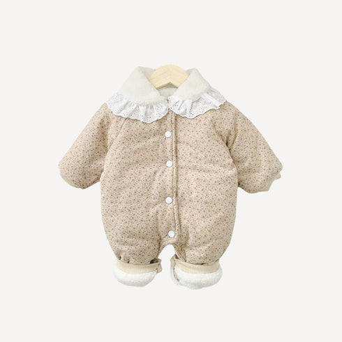 Notre pyjama polaire pour bébé fille beige enveloppe votre petite en douceur et en chaleur, pour des nuits paisibles dans l’univers tendre de Bellemoon.