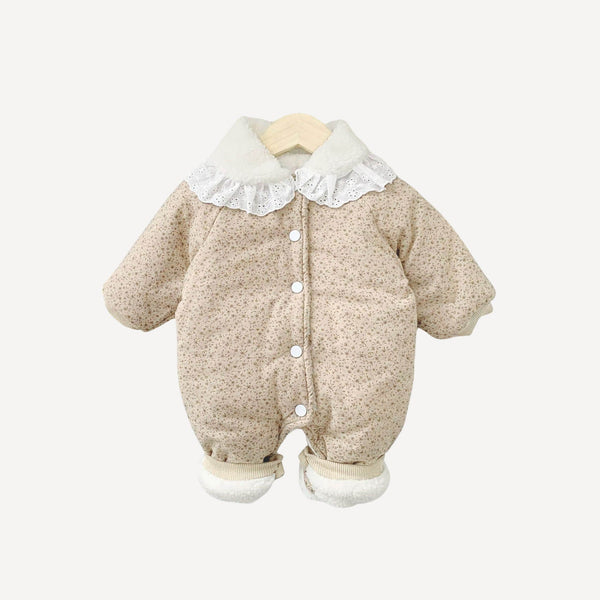 Notre pyjama polaire pour bébé fille beige enveloppe votre petite en douceur et en chaleur, pour des nuits paisibles dans l’univers tendre de Bellemoon.
