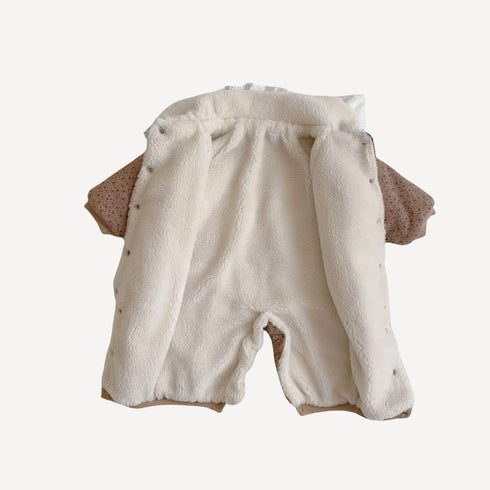 Les détails intérieurs de notre pyjama polaire bébé fille révèlent une texture ultra douce et moelleuse, pensée pour offrir un confort absolu, fidèle à la tendresse de l’univers Bellemoon.
