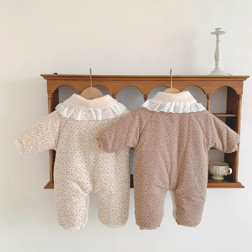 Conçu pour l’hiver, notre pyjama polaire bébé fille garde votre tout-petit bien au chaud avec douceur et style, fidèle à l’univers réconfortant de Bellemoon.