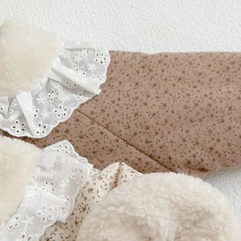 Notre pyjama polaire bébé fille, paré d’un motif floral délicat, enveloppe chaque nuit de douceur et de poésie, fidèle à l’univers raffiné de Bellemoon.