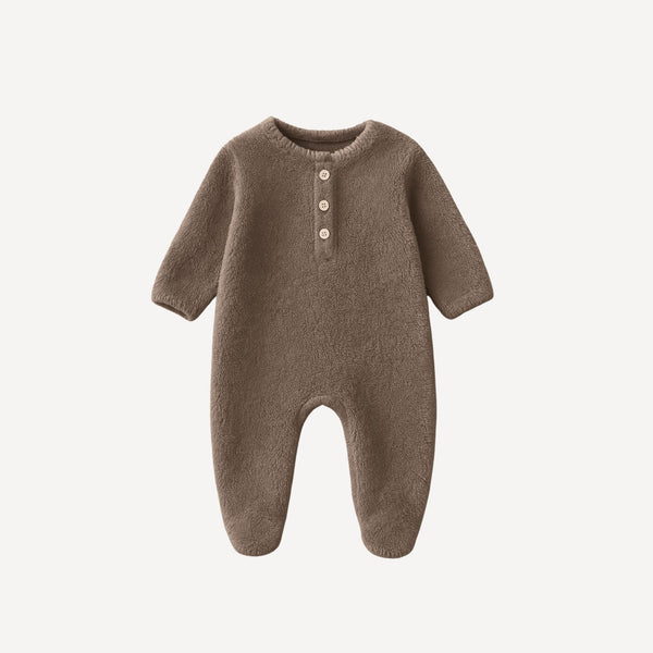 Dans sa teinte chocolat, notre pyjama en velours pour bébé offre douceur et confort, fidèle à l’univers réconfortant de Bellemoon